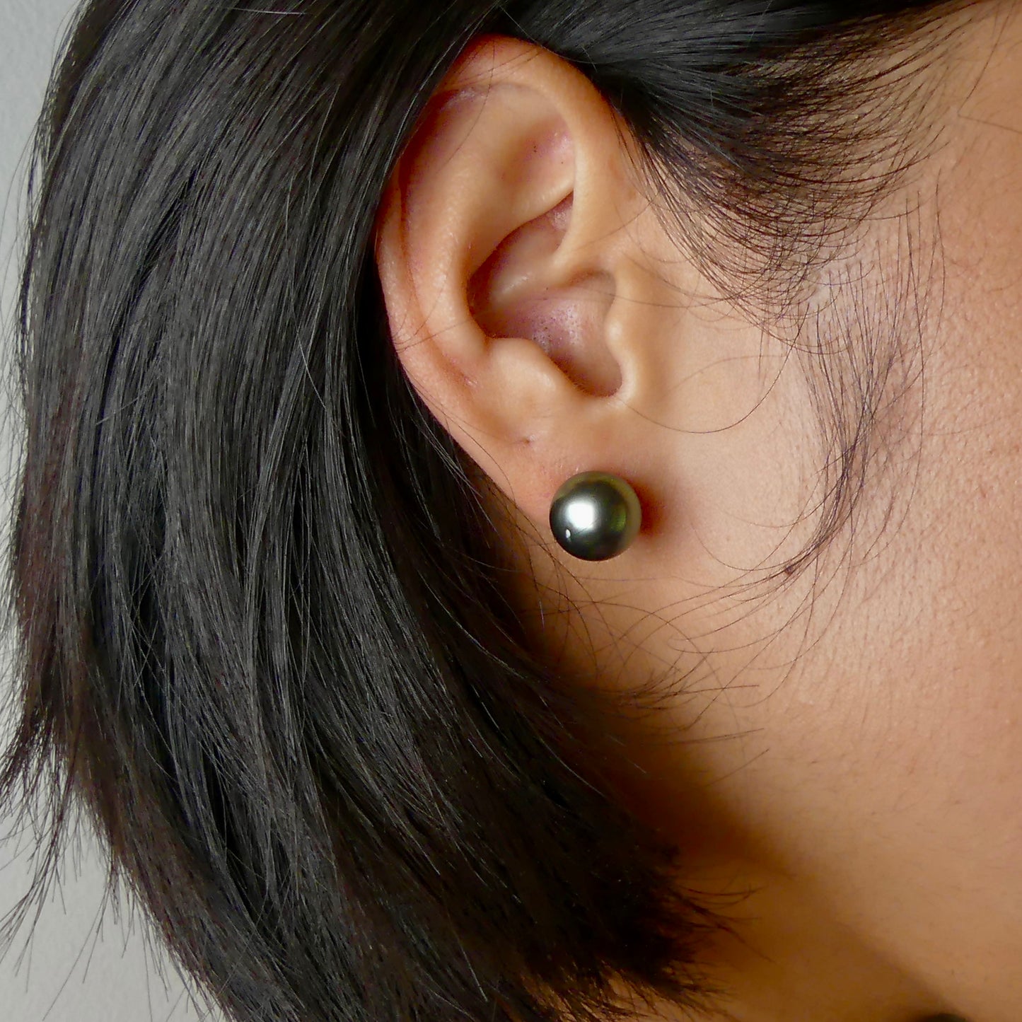 Stunning Tahitian Pearl 9k Gold Stud Earrings