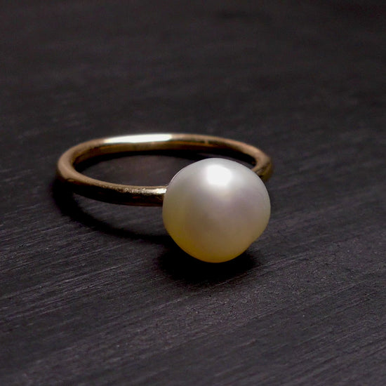 Handcrafted with a lustrous Keshi pearl, this 9k gold ring exudes elegance and sophistication. The unique shape of the pearl adds a touch of individuality, making it a stunning addition to any ensemble. Elevate your look with this luxurious and timeless piece.

Pearl- Keshi Saltwater Pearl

Setting- 9k Gold Handcrafted

Size- 5 1/4us

Handcrafted By Australian Artisans