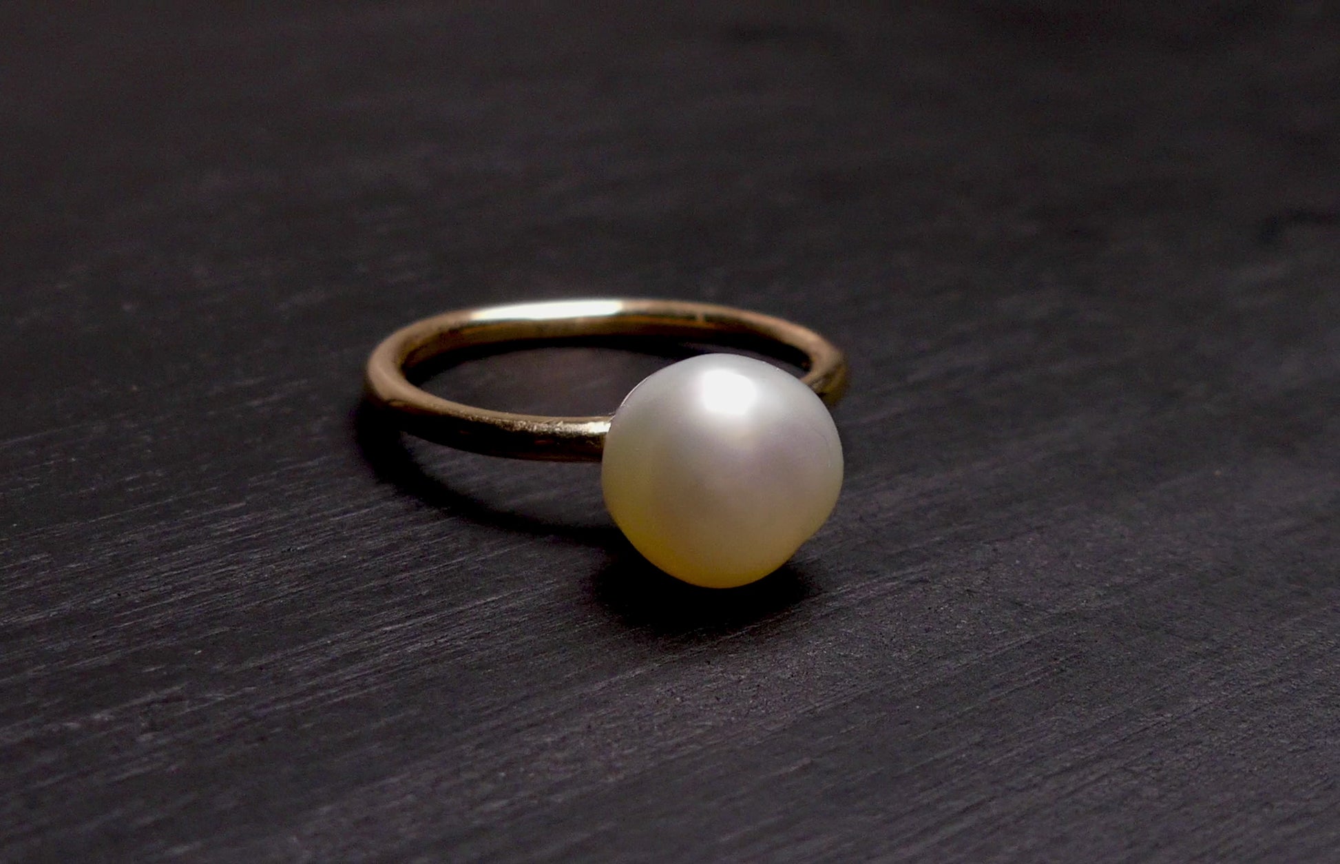 Handcrafted with a lustrous Keshi pearl, this 9k gold ring exudes elegance and sophistication. The unique shape of the pearl adds a touch of individuality, making it a stunning addition to any ensemble. Elevate your look with this luxurious and timeless piece.

Pearl- Keshi Saltwater Pearl

Setting- 9k Gold Handcrafted

Size- 5 1/4us

Handcrafted By Australian Artisans
