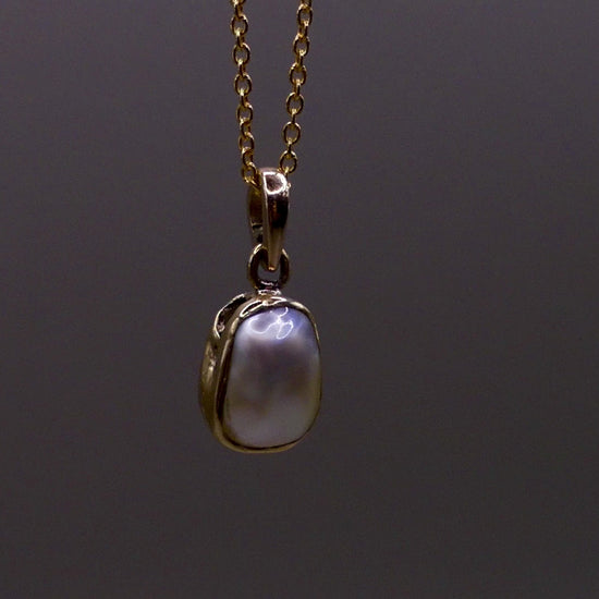Elevate your style with our Stunning Keshi Pearl 9k Gold Pendant. Crafted with expert precision and adorned with a exquisite Keshi pearl, this pendant exudes elegance and sophistication. Made with high quality 9k gold, it's a timeless piece that adds a touch of luxury to any outfit.

Pearl- Keshi Saltwater Pearl

Setting- Handcrafted 9k gold

Chain- 9k Gold 45cm in length

Handcrafted By Australian Artisans