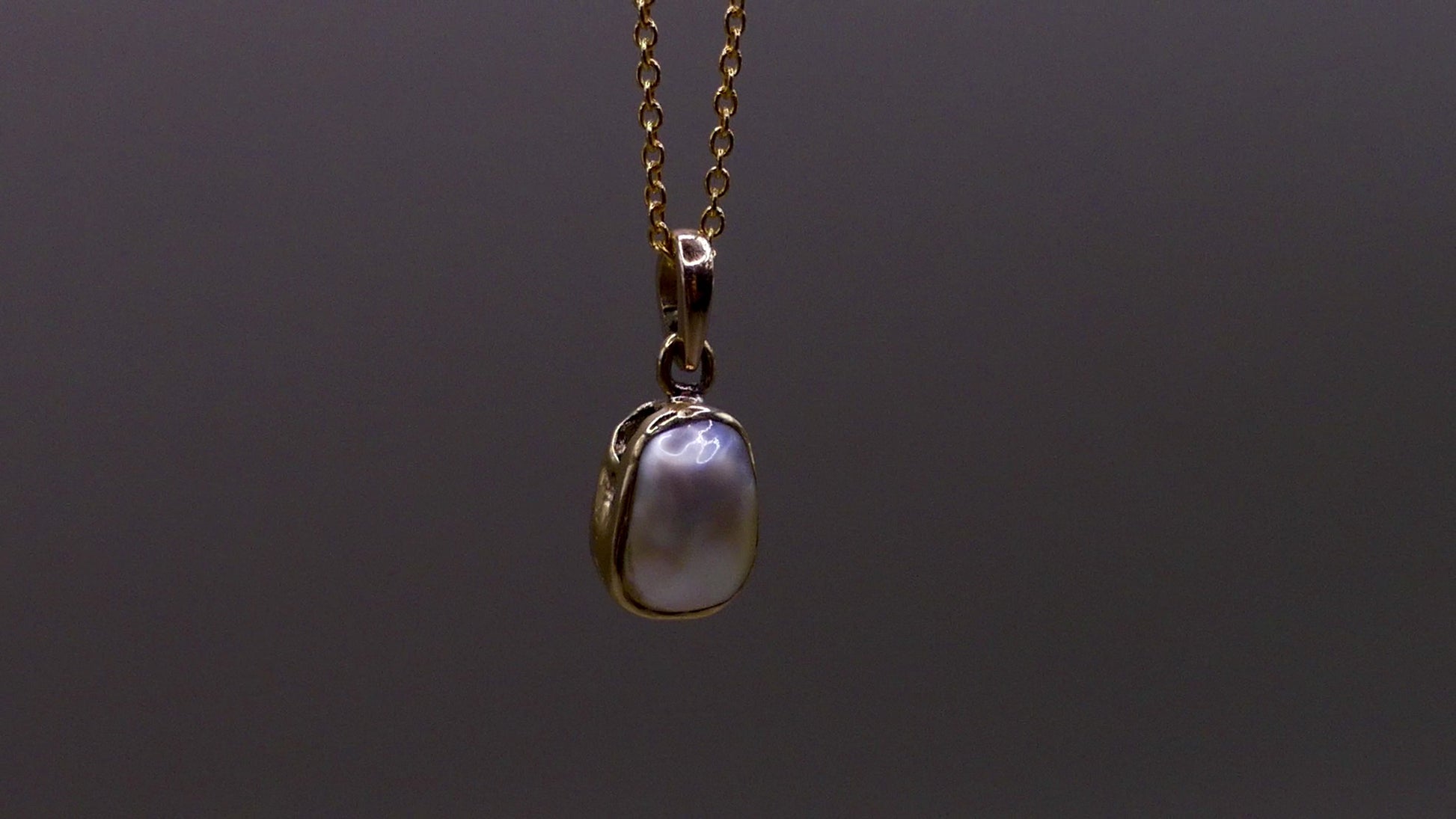Elevate your style with our Stunning Keshi Pearl 9k Gold Pendant. Crafted with expert precision and adorned with a exquisite Keshi pearl, this pendant exudes elegance and sophistication. Made with high quality 9k gold, it's a timeless piece that adds a touch of luxury to any outfit.

Pearl- Keshi Saltwater Pearl

Setting- Handcrafted 9k gold

Chain- 9k Gold 45cm in length

Handcrafted By Australian Artisans