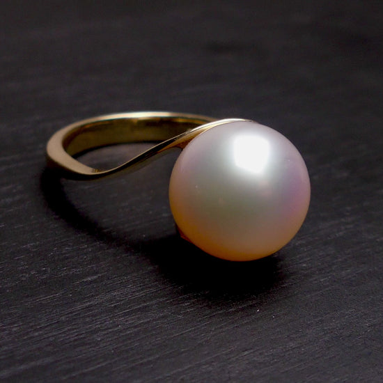 Expertly crafted and adorned with a lustrous South Sea pearl, this 14k gold ring exudes elegance and sophistication. Each pearl is hand-selected for its stunning size and natural colors, making each ring one-of-a-kind. Elevate any outfit with this timeless and luxurious piece.

Pearl- South Sea

Size- 11mm

Luster- AAA/AA

Setting- 14k Gold Handcrafted

Size- 7us

Handcrafted By Australian Artisans.
