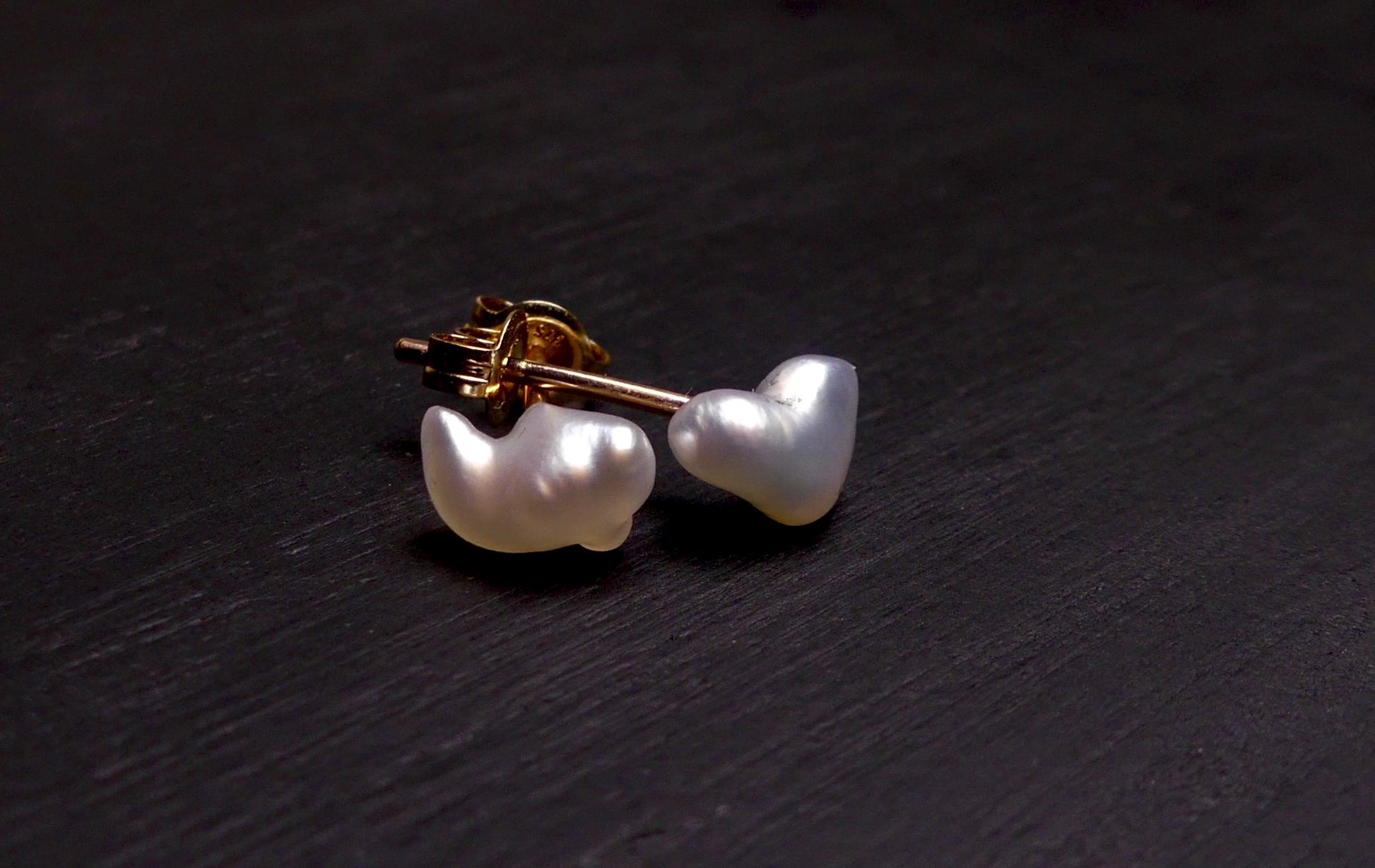Elevate any outfit with our Elegant Keshi Pear 9k Gold Earrings. Crafted with expert precision and featuring stunningly unique Keshi pearls, these earrings are the perfect blend of timeless elegance and modern luxury. Add a touch of sophistication to your look.

Pearl- Keshi Saltwater Pearl

Setting- Handcrafted 9k Gold Stud Earrings

Handcrafted By Australian Artisans